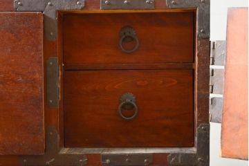 和製アンティーク　明治大正期　檜(ヒノキ)材　閂(かんぬき)付き　時を重ねた木の味わいと古びた風合いの金具が趣深い松本衣装箪笥(時代箪笥、整理タンス、古箪笥、収納たんす、引き出し、サイドチェスト)(R-062220)