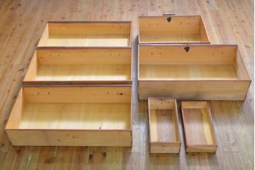 和製アンティーク　明治大正期　檜(ヒノキ)材　閂(かんぬき)付き　時を重ねた木の味わいと古びた風合いの金具が趣深い松本衣装箪笥(時代箪笥、整理タンス、古箪笥、収納たんす、引き出し、サイドチェスト)(R-062220)