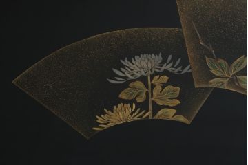 中古　輪島塗り　浜高悦朗作　繊細なタッチで描かれた花と扇の意匠が雅な雰囲気を醸し出す座卓(ローテーブル、センターテーブル、リビングテーブル)(R-062222)