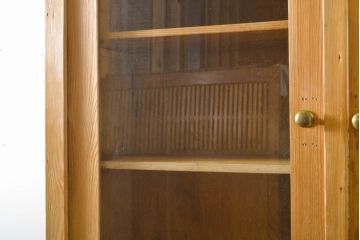 フランスアンティーク　パイン材の温かな風合いが魅力のカップボード(食器棚、キャビネット、収納棚、戸棚、飾り棚、書棚、本箱、引き出し)(R-062223)