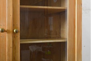 フランスアンティーク　パイン材の温かな風合いが魅力のカップボード(食器棚、キャビネット、収納棚、戸棚、飾り棚、書棚、本箱、引き出し)(R-062223)