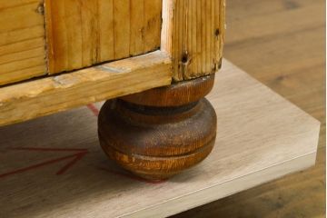 フランスアンティーク　パイン材の温かな風合いが魅力のカップボード(食器棚、キャビネット、収納棚、戸棚、飾り棚、書棚、本箱、引き出し)(R-062223)