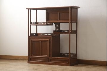 和製ビンテージ　民芸家具　唐木　花梨(カリン)材　透かし彫りの意匠が上品さを醸し出す飾り棚(違い棚、茶棚、収納棚、戸棚、ヴィンテージ)(R-062224)