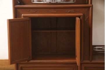 和製ビンテージ　民芸家具　唐木　花梨(カリン)材　透かし彫りの意匠が上品さを醸し出す飾り棚(違い棚、茶棚、収納棚、戸棚、ヴィンテージ)(R-062224)