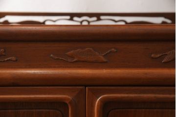 和製ビンテージ　民芸家具　唐木　花梨(カリン)材　透かし彫りの意匠が上品さを醸し出す飾り棚(違い棚、茶棚、収納棚、戸棚、ヴィンテージ)(R-062224)