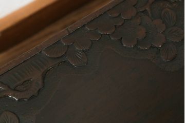 中古　軽井沢彫り　脚に施された意匠がお洒落なローテーブル(食卓、センターテーブル、リビングテーブル)(R-062227)