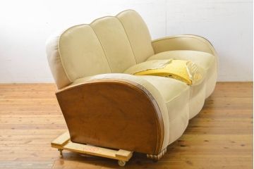 イギリスアンティーク　Lloyd’s Antiques(ロイズ・アンティークス)　モダンデザイン　彫刻　脚やアームの凝ったつくりと、丸みを帯びたフォルムが目を引く3人掛けソファ(アームソファ、三人掛けソファ、3P、トリプルソファ)(R-062230)