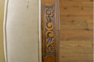 イギリスアンティーク　Lloyd’s Antiques(ロイズ・アンティークス)　モダンデザイン　彫刻　脚やアームの凝ったつくりと、丸みを帯びたフォルムが目を引く3人掛けソファ(アームソファ、三人掛けソファ、3P、トリプルソファ)(R-062230)