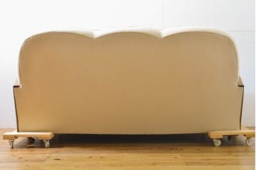イギリスアンティーク　Lloyd’s Antiques(ロイズ・アンティークス)　モダンデザイン　彫刻　脚やアームの凝ったつくりと、丸みを帯びたフォルムが目を引く3人掛けソファ(アームソファ、三人掛けソファ、3P、トリプルソファ)(R-062230)