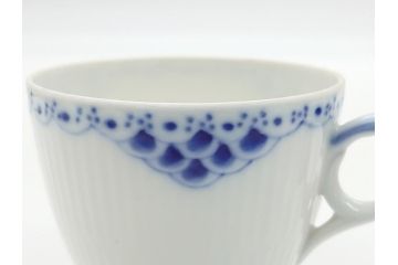 デンマーク　ROYAL　COPENHAGEN(ロイヤルコペンハーゲン)　プリンセス　ブルー　美しいレースの縁取りが優雅さを演出するコーヒーカップ&ソーサーペア(洋食器、C&S)(R-062233)