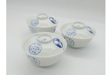 江戸期　古伊万里　大明成化年製　染付　山水文　丸文　3.6寸　約11cm　温かみのあるフォルムが魅力の蓋付き茶碗3客セット(三寸六分、和食器、和皿)(R-062245)