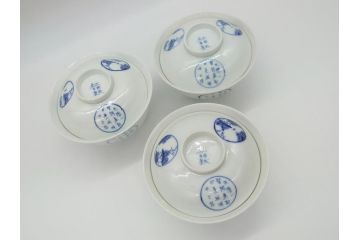 江戸期　古伊万里　大明成化年製　染付　山水文　丸文　3.6寸　約11cm　温かみのあるフォルムが魅力の蓋付き茶碗3客セット(三寸六分、和食器、和皿)(R-062245)