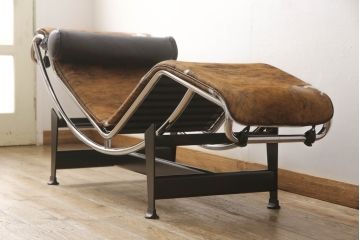 中古　美品　イタリア　Cassina(カッシーナ)　Le Corbusier(ル・コルビュジエ)　LC4　スタイリッシュで洗練された大人の空間を演出するシェーズロング(寝椅子、カウチ)(定価約92万円)(R-062252)