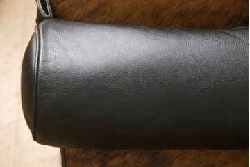 中古　美品　イタリア　Cassina(カッシーナ)　Le Corbusier(ル・コルビュジエ)　LC4　スタイリッシュで洗練された大人の空間を演出するシェーズロング(寝椅子、カウチ)(定価約92万円)(R-062252)