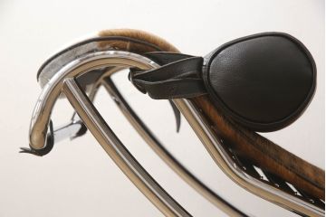 中古　美品　イタリア　Cassina(カッシーナ)　Le Corbusier(ル・コルビュジエ)　LC4　スタイリッシュで洗練された大人の空間を演出するシェーズロング(寝椅子、カウチ)(定価約92万円)(R-062252)