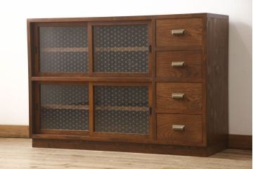 ラフジュ工房オリジナル　古建具リメイク　麻の葉紋様のガラスがレトロモダンな雰囲気を醸し出すキャビネット(戸棚、収納棚、サイドボード、サイドキャビネット)(R-062253)