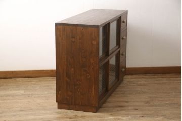 ラフジュ工房オリジナル　古建具リメイク　麻の葉紋様のガラスがレトロモダンな雰囲気を醸し出すキャビネット(戸棚、収納棚、サイドボード、サイドキャビネット)(R-062253)