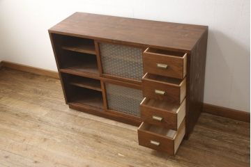 ラフジュ工房オリジナル　古建具リメイク　麻の葉紋様のガラスがレトロモダンな雰囲気を醸し出すキャビネット(戸棚、収納棚、サイドボード、サイドキャビネット)(R-062253)