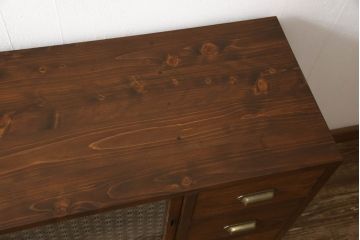 ラフジュ工房オリジナル　古建具リメイク　麻の葉紋様のガラスがレトロモダンな雰囲気を醸し出すキャビネット(戸棚、収納棚、サイドボード、サイドキャビネット)(R-062253)