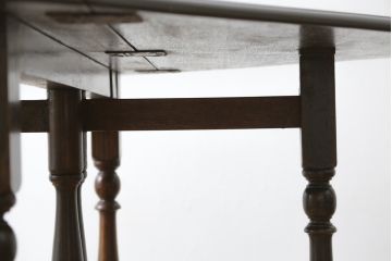 イギリスアンティーク　シックな色合いと凝ったデザインの脚が目を惹くゲートレッグテーブル(サイドテーブル、バタフライテーブル、コーヒーテーブル、カフェテーブル、エクステンションテーブル)(R-062254)