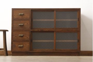 ラフジュ工房オリジナル　古建具リメイク　麻の葉紋様のガラスがレトロモダンな雰囲気を醸し出すキャビネット(戸棚、収納棚、サイドボード、サイドキャビネット)(R-062256)