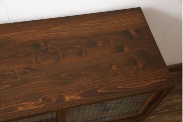 ラフジュ工房オリジナル　古建具リメイク　麻の葉紋様のガラスがレトロモダンな雰囲気を醸し出すキャビネット(戸棚、収納棚、サイドボード、サイドキャビネット)(R-062256)