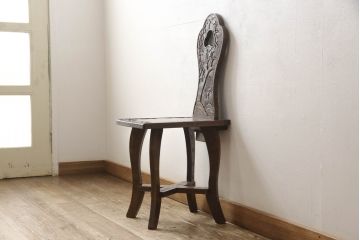 中古　伝統工芸　軽井沢彫り　シックな色合いと優美な曲線デザインが魅力のチェア(板座チェア、ダイニングチェア、イス、椅子)(R-062259)