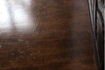 中古　伝統工芸　軽井沢彫り　シックな色合いと優美な曲線デザインが魅力のチェア(板座チェア、ダイニングチェア、イス、椅子)(R-062259)