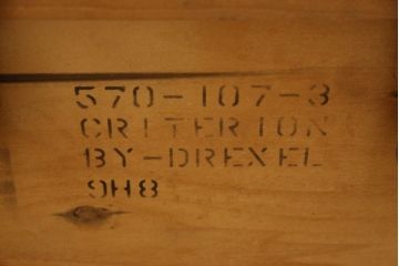 中古　DREXEL HERITAGE(ドレクセルヘリテイジ)　緩やかな弧を描く曲線のデザインが優美な格納テーブル付きローテーブル(センターテーブル、リビングテーブル、カクテルテーブル)(R-062260)