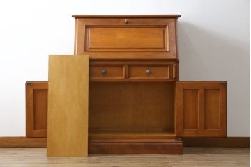 中古　横浜クラシック家具　ダニエル(Daniel)　スパニッシュシリーズ　S-301　艶のある木肌と品のある佇まいが美しいライティングビューロー(簿記机、ワークデスク、収納棚、戸棚、キャビネット、引き出し、在宅ワーク用、在宅用)(R-062262)