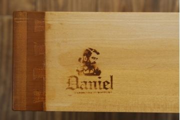 中古　横浜クラシック家具　ダニエル(Daniel)　スパニッシュシリーズ　S-301　艶のある木肌と品のある佇まいが美しいライティングビューロー(簿記机、ワークデスク、収納棚、戸棚、キャビネット、引き出し、在宅ワーク用、在宅用)(R-062262)