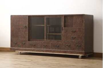 中古　超美品　津軽塗り　漆塗り　内部桐材　唐塗りの模様がレトロでお洒落!!和モダンな空間のアクセントになるサイドボード(サイドキャビネット、収納棚、戸棚、リビングボード、違い棚、飾り棚、茶箪笥)(定価推定約100万円)(R-062263)