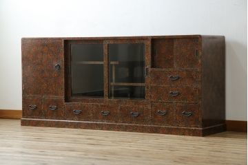 中古　超美品　津軽塗り　漆塗り　内部桐材　唐塗りの模様がレトロでお洒落!!和モダンな空間のアクセントになるサイドボード(サイドキャビネット、収納棚、戸棚、リビングボード、違い棚、飾り棚、茶箪笥)(定価推定約100万円)(R-062263)