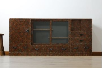 中古　超美品　津軽塗り　漆塗り　内部桐材　唐塗りの模様がレトロでお洒落!!和モダンな空間のアクセントになるサイドボード(サイドキャビネット、収納棚、戸棚、リビングボード、違い棚、飾り棚、茶箪笥)(定価推定約100万円)(R-062263)