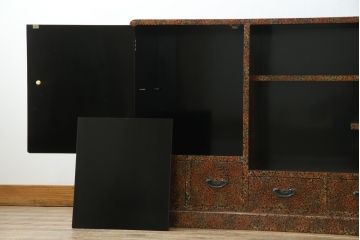 中古　超美品　津軽塗り　漆塗り　内部桐材　唐塗りの模様がレトロでお洒落!!和モダンな空間のアクセントになるサイドボード(サイドキャビネット、収納棚、戸棚、リビングボード、違い棚、飾り棚、茶箪笥)(定価推定約100万円)(R-062263)