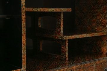 中古　超美品　津軽塗り　漆塗り　内部桐材　唐塗りの模様がレトロでお洒落!!和モダンな空間のアクセントになるサイドボード(サイドキャビネット、収納棚、戸棚、リビングボード、違い棚、飾り棚、茶箪笥)(定価推定約100万円)(R-062263)