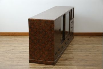 中古　超美品　津軽塗り　漆塗り　内部桐材　唐塗りの模様がレトロでお洒落!!和モダンな空間のアクセントになるサイドボード(サイドキャビネット、収納棚、戸棚、リビングボード、違い棚、飾り棚、茶箪笥)(定価推定約100万円)(R-062263)