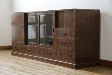 中古　超美品　津軽塗り　漆塗り　内部桐材　唐塗りの模様がレトロでお洒落!!和モダンな空間のアクセントになるサイドボード(サイドキャビネット、収納棚、戸棚、リビングボード、違い棚、飾り棚、茶箪笥)(定価推定約100万円)(R-062263)
