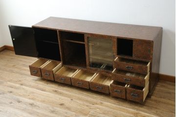 中古　超美品　津軽塗り　漆塗り　内部桐材　唐塗りの模様がレトロでお洒落!!和モダンな空間のアクセントになるサイドボード(サイドキャビネット、収納棚、戸棚、リビングボード、違い棚、飾り棚、茶箪笥)(定価推定約100万円)(R-062263)