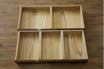 中古　超美品　津軽塗り　漆塗り　内部桐材　唐塗りの模様がレトロでお洒落!!和モダンな空間のアクセントになるサイドボード(サイドキャビネット、収納棚、戸棚、リビングボード、違い棚、飾り棚、茶箪笥)(定価推定約100万円)(R-062263)
