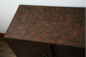 中古　超美品　津軽塗り　漆塗り　内部桐材　唐塗りの模様がレトロでお洒落!!和モダンな空間のアクセントになるサイドボード(サイドキャビネット、収納棚、戸棚、リビングボード、違い棚、飾り棚、茶箪笥)(定価推定約100万円)(R-062263)