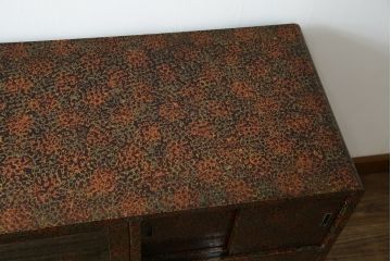 中古　超美品　津軽塗り　漆塗り　内部桐材　唐塗りの模様がレトロでお洒落!!和モダンな空間のアクセントになるサイドボード(サイドキャビネット、収納棚、戸棚、リビングボード、違い棚、飾り棚、茶箪笥)(定価推定約100万円)(R-062263)