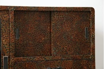 中古　超美品　津軽塗り　漆塗り　内部桐材　唐塗りの模様がレトロでお洒落!!和モダンな空間のアクセントになるサイドボード(サイドキャビネット、収納棚、戸棚、リビングボード、違い棚、飾り棚、茶箪笥)(定価推定約100万円)(R-062263)