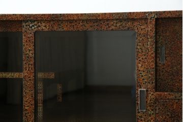 中古　超美品　津軽塗り　漆塗り　内部桐材　唐塗りの模様がレトロでお洒落!!和モダンな空間のアクセントになるサイドボード(サイドキャビネット、収納棚、戸棚、リビングボード、違い棚、飾り棚、茶箪笥)(定価推定約100万円)(R-062263)