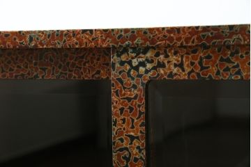 中古　超美品　津軽塗り　漆塗り　内部桐材　唐塗りの模様がレトロでお洒落!!和モダンな空間のアクセントになるサイドボード(サイドキャビネット、収納棚、戸棚、リビングボード、違い棚、飾り棚、茶箪笥)(定価推定約100万円)(R-062263)