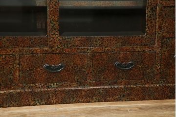 中古　超美品　津軽塗り　漆塗り　内部桐材　唐塗りの模様がレトロでお洒落!!和モダンな空間のアクセントになるサイドボード(サイドキャビネット、収納棚、戸棚、リビングボード、違い棚、飾り棚、茶箪笥)(定価推定約100万円)(R-062263)