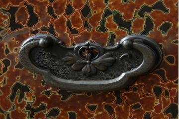 中古　超美品　津軽塗り　漆塗り　内部桐材　唐塗りの模様がレトロでお洒落!!和モダンな空間のアクセントになるサイドボード(サイドキャビネット、収納棚、戸棚、リビングボード、違い棚、飾り棚、茶箪笥)(定価推定約100万円)(R-062263)