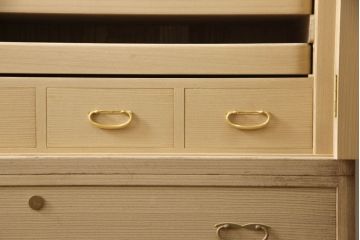 中古　伝統工芸士　吉沢昭次作　上品なデザインの金具が魅力の加茂総桐箪笥(総桐たんす、着物箪笥、衣装箪笥、和タンス、引き出し)(R-062264)