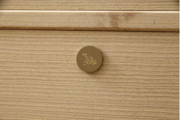 中古　伝統工芸士　吉沢昭次作　上品なデザインの金具が魅力の加茂総桐箪笥(総桐たんす、着物箪笥、衣装箪笥、和タンス、引き出し)(R-062264)