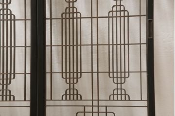 ラフジュ工房オリジナル　古建具リメイク　特徴的な組子が目を引く収納棚(戸棚、飾り棚、キャビネット)(R-062265)